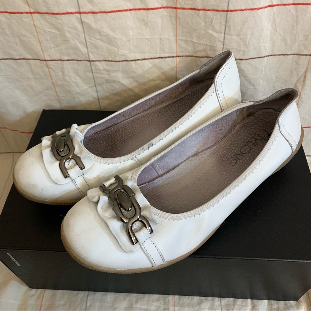 White Leather Women’s heeled Loafers size 7 US